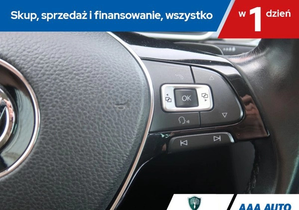 Volkswagen Passat cena 58000 przebieg: 230421, rok produkcji 2015 z Świnoujście małe 191